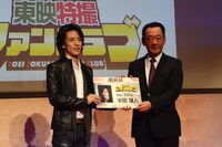 会員番号555を授与された半田健人（左）。