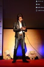 アプリを操作する半田健人。