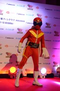 颯爽と登場したアカレンジャー。
