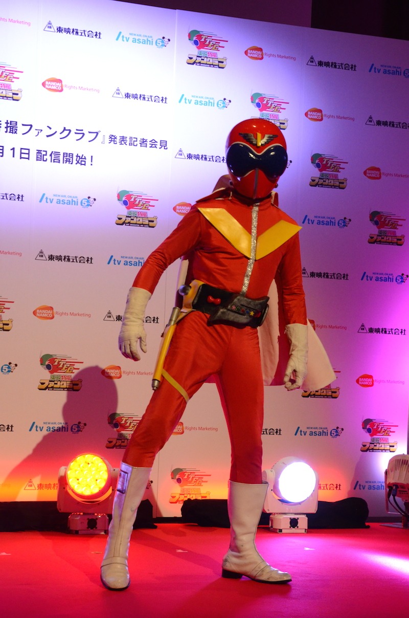 颯爽と登場したアカレンジャー。