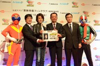 左よりアカレンジャー、バンダイナムコライツマーケティング代表取締役社長の竹野史哉氏、半田健人、東映取締役コンテンツ事業部門担当の與田尚志氏、テレビ朝日常務取締役の角南源五氏、仮面ライダー1号。