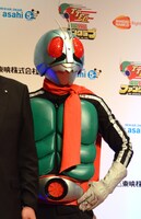 フォトセッションに臨む仮面ライダー1号。