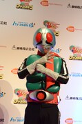 ポーズを決める仮面ライダー1号。
