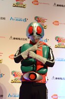 ポーズを決める仮面ライダー1号。