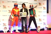左よりアカレンジャー、半田健人、仮面ライダー1号。