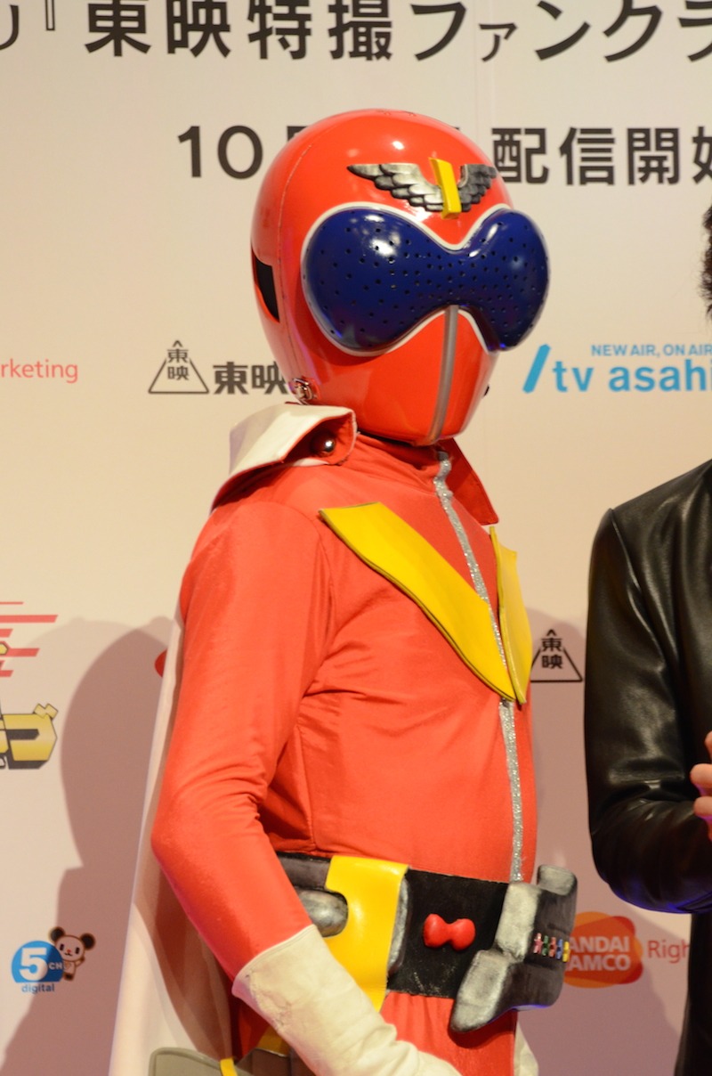 フォトセッションに臨むアカレンジャー。