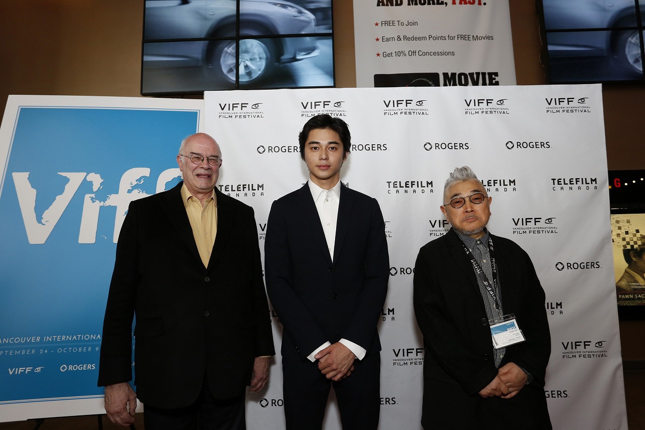 第34回バンクーバー国際映画祭の様子。左から同映画祭のプログラマーであるトニー・レインズ、東出昌大、石井隆。(c)2015「GONIN サーガ」製作委員会