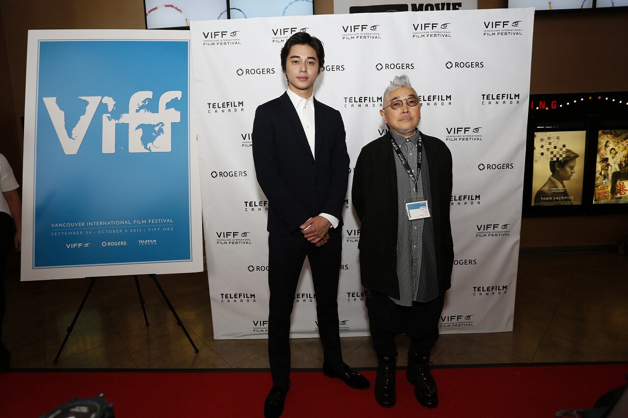 第34回バンクーバー国際映画祭の様子。左から東出昌大、石井隆。(c)2015「GONIN サーガ」製作委員会