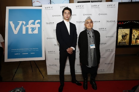 第34回バンクーバー国際映画祭の様子。左から東出昌大、石井隆。(c)2015「GONIN サーガ」製作委員会
