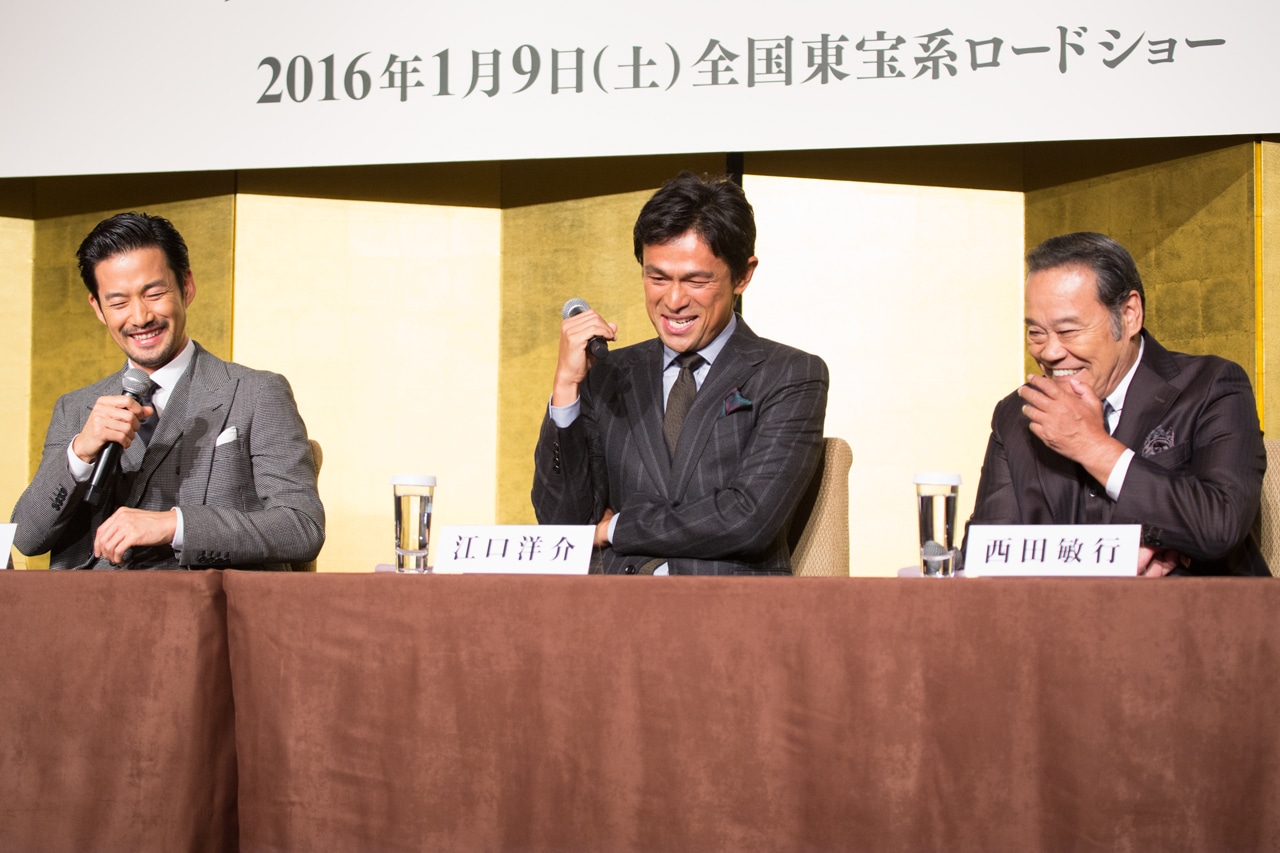 西田敏行（右）の「実は釣り好きじゃない」という一言に笑う竹野内豊（左）と江口洋介（中央）。