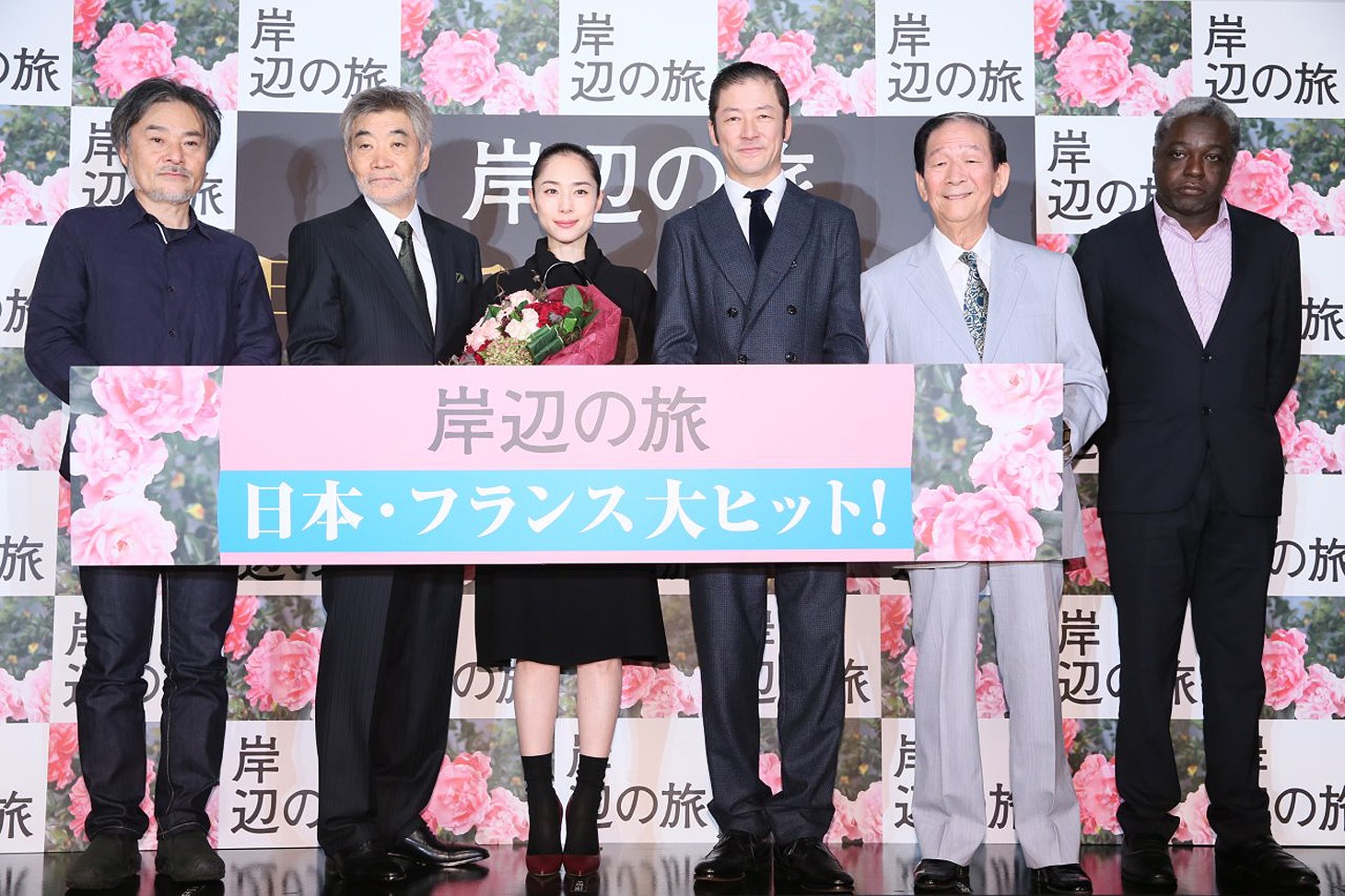 「岸辺の旅」初日舞台挨拶の様子。左から黒沢清、柄本明、深津絵里、浅野忠信、小松政夫、ヌーレディン・エサディ。