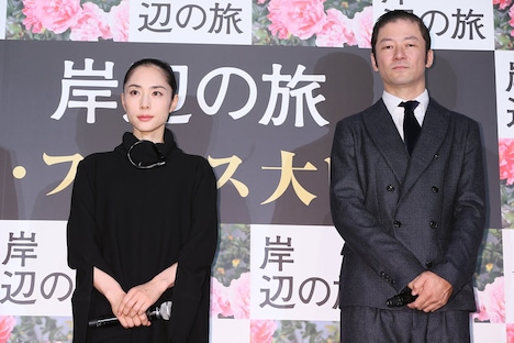 「岸辺の旅」初日舞台挨拶の様子。左から深津絵里、浅野忠信。