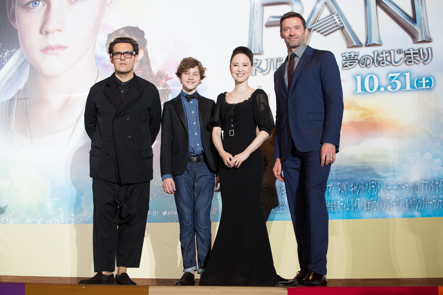 「PAN ～ネバーランド、夢のはじまり～」ジャパンプレミアの様子。左からジョー・ライト、リーヴァイ・ミラー、松田聖子、ヒュー・ジャックマン。