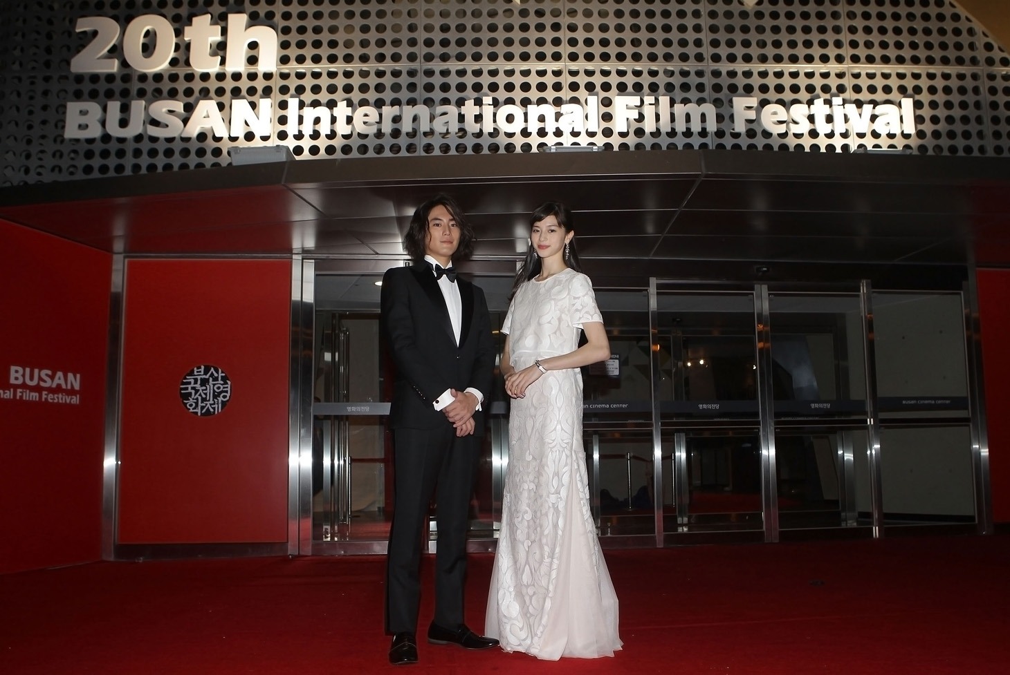 第20回釜山国際映画祭のオープニングセレモニーに参加した「ライチ☆光クラブ」のキャスト間宮祥太朗（左）と中条あやみ（右）。