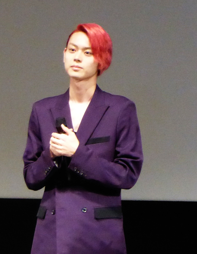 第20回釜山国際映画祭にて「ピンクとグレー」舞台挨拶に登壇した菅田将暉。