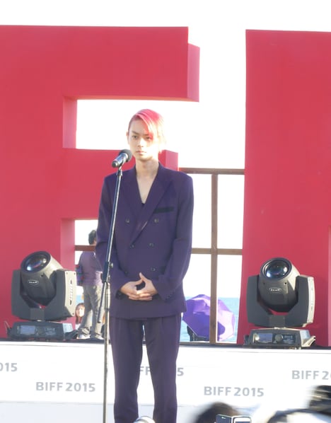 第20回釜山国際映画祭にて「ピンクとグレー」記者会見に登壇した菅田将暉。