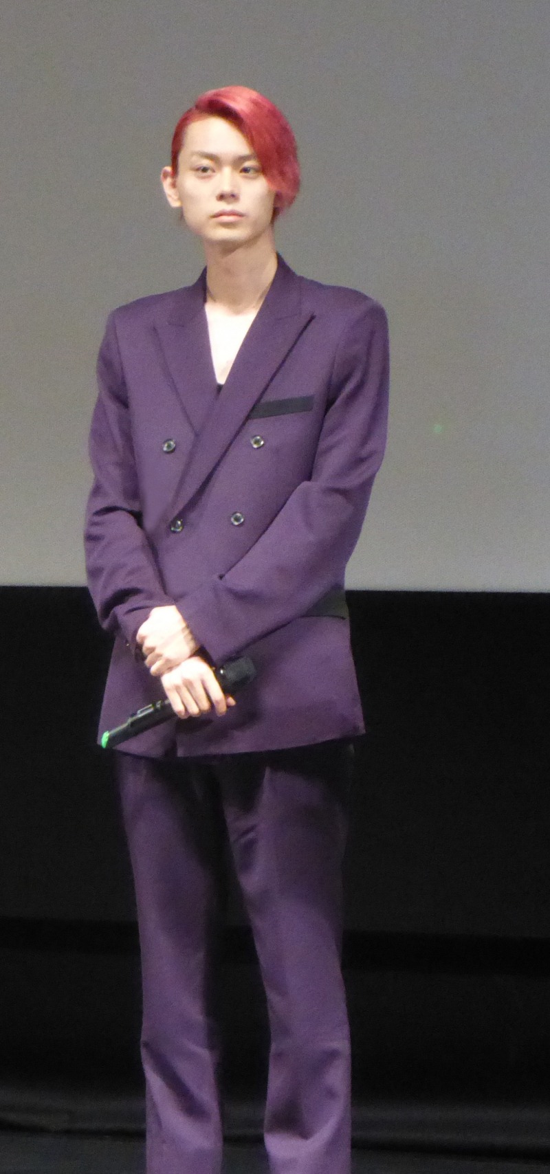 第20回釜山国際映画祭にて「ピンクとグレー」舞台挨拶に登壇した菅田将暉。