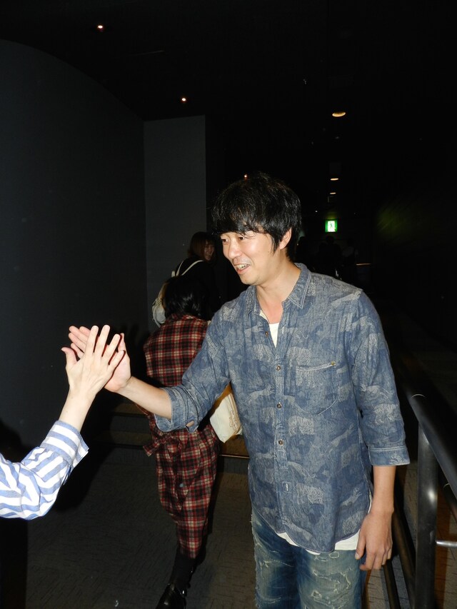 「バクマン。」“裏舞台挨拶”でファン1人ひとりとハイタッチする新井浩文。