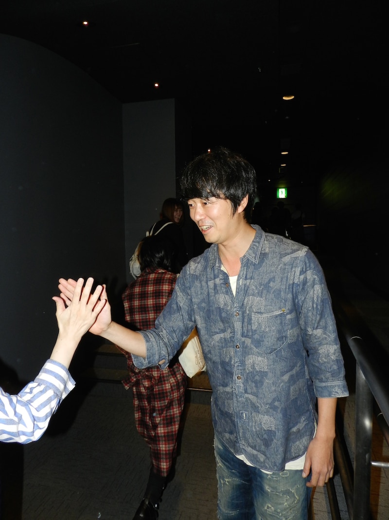 「バクマン。」“裏舞台挨拶”でファン1人ひとりとハイタッチする新井浩文。