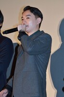 佐藤健から「染ちゃん、マイク短く持ちすぎじゃない？」と注意された染谷将太。