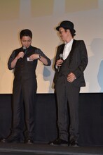 入場用パスを衣装に貼ってしまったことをリリー・フランキーに注意される山田孝之。