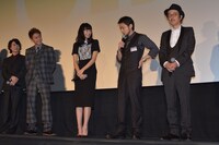 小松菜奈のヒールが高いので、彼女が転んでしまったときに自分は助けられるのかどうかシミュレーションする山田孝之。