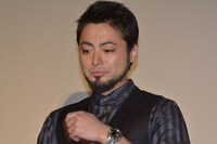 リリー・フランキーに「中東の殺し屋みたい」と言われたと話す山田孝之。