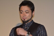 リリー・フランキーに「中東の殺し屋みたい」と言われたと話す山田孝之。