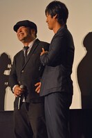 司会者に名前を忘れられ、ショックを受ける皆川猿時（左）と、皆川を励ます桐谷健太。