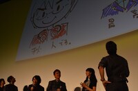 神木隆之介が描いた高木秋人の絵を見て、「ヘッドフォン、この大きさじゃ頭に入らないよ」と注意する山田孝之。
