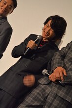 山田孝之に絵の難点を指摘され、照れる神木隆之介。