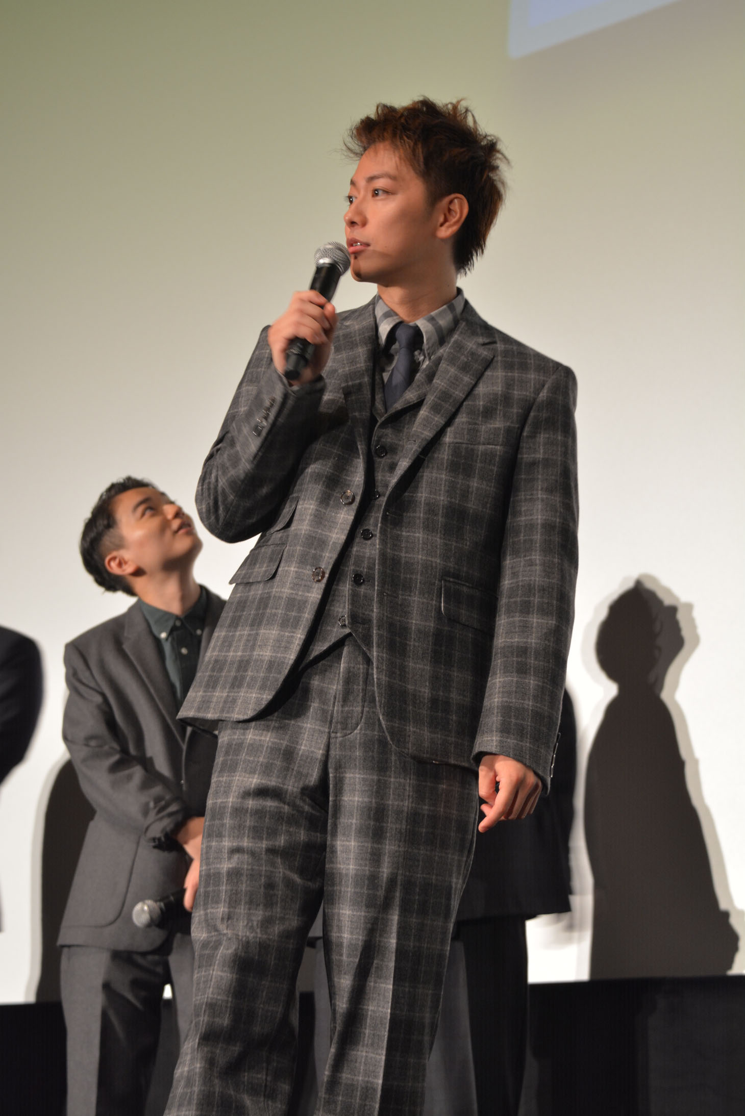 自分が描いた大根仁の絵について「100点！」と豪語する佐藤健。