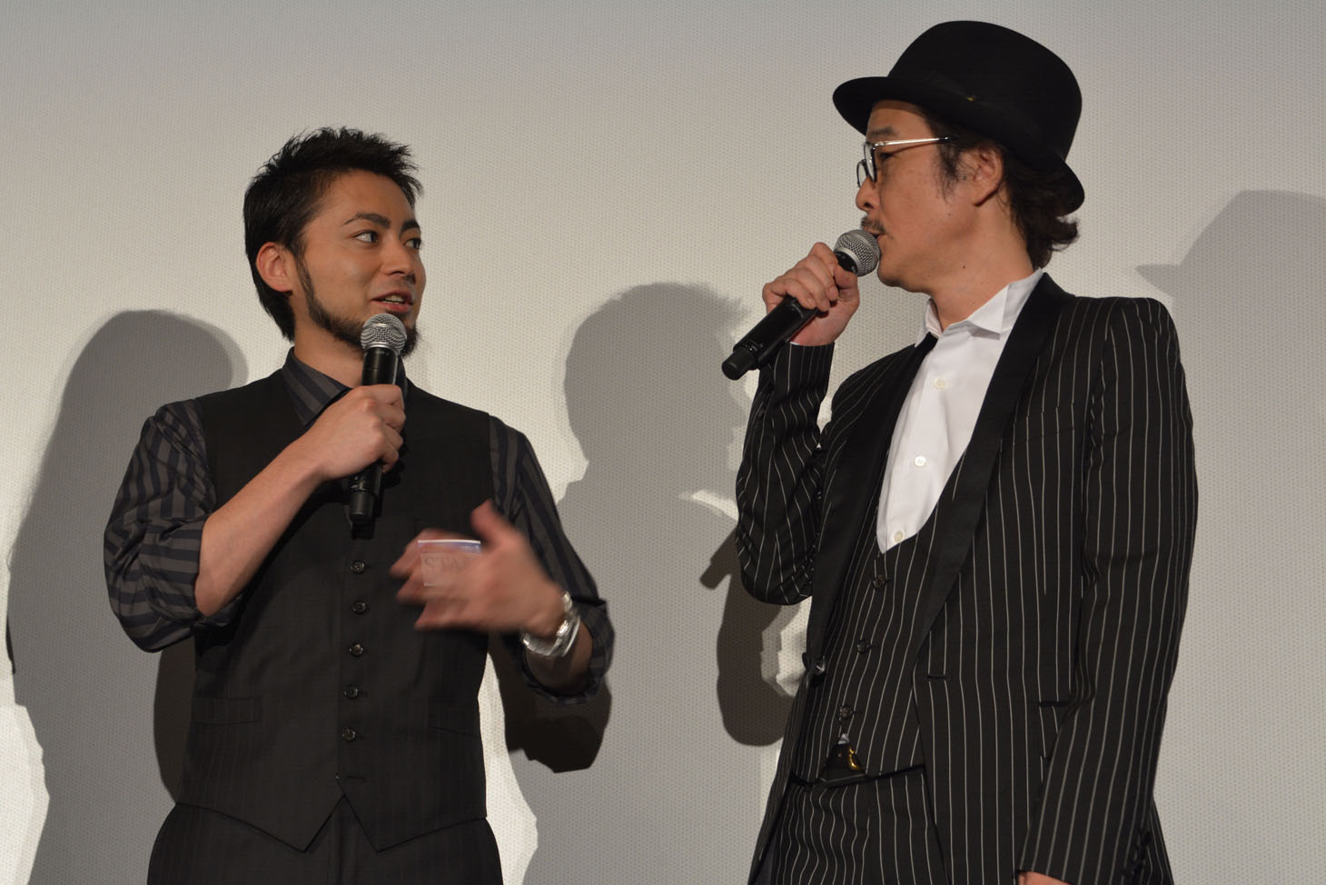 前の現場で、リリー・フランキーが「どうぶつの森」をやり続けていたことを明かす山田孝之（左）と、「どうしてもやりたくて。フルーツとかの交換、したいでしょ」と話すリリー・フランキー。