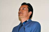 主演の遠藤憲一。