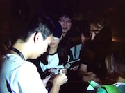 Q&A終了後、観客にサインをする内藤瑛亮(左)。