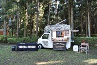 ハンバーガーを販売するフードトラック。