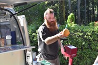 グレープフルーツジュースを販売しているフードトラックの店主。