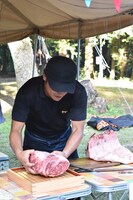 肉を下ごしらえをする焼肉・芝浦の藤枝祐太店長。