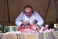 肉をさばくイヴ＝マリ・ル＝ブルドネック氏。