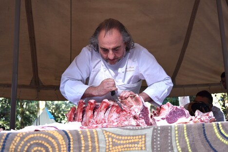 肉をさばくイヴ＝マリ・ル＝ブルドネック氏。
