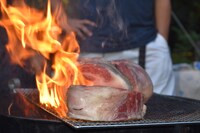 強火で焼かれるステーキ。