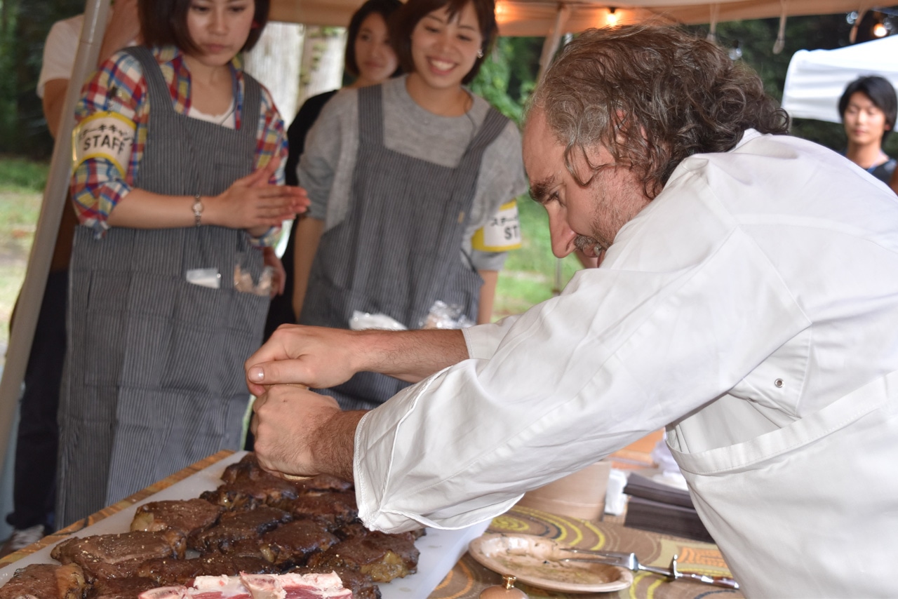 焼きあがったステーキに味付けをするイヴ＝マリ・ル＝ブルドネック氏。