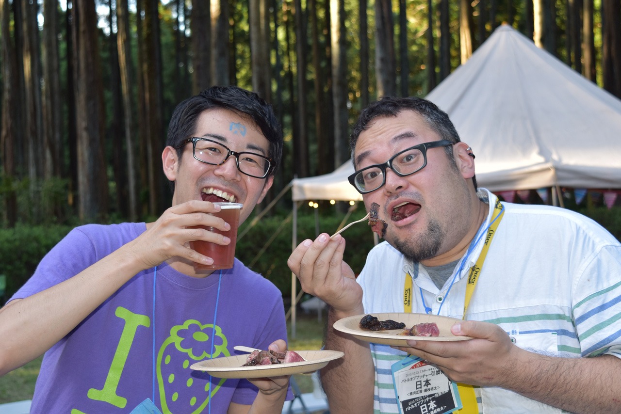 ステーキとビールに舌鼓をうつ参加者たち。