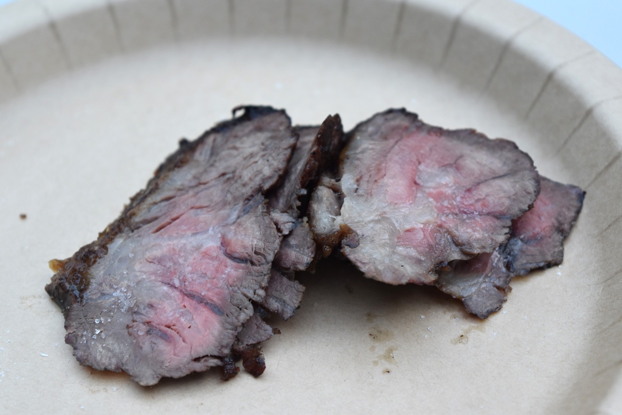 焼肉・芝浦の藤枝祐太店長が焼いたステーキ。