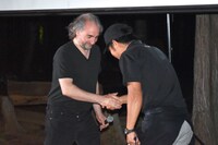 「バトル・オブ・ザ・ブッチャー」の終了後、握手を交わすイヴ＝マリ・ル＝ブルドネック氏（左）と焼肉・芝浦の藤枝祐太店長（右）。