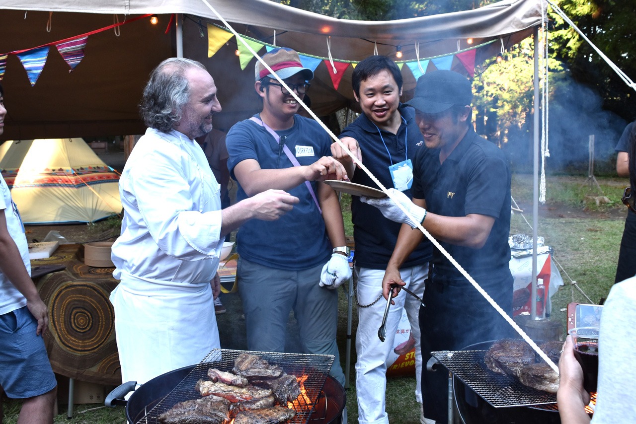 焼肉・芝浦の藤枝祐太店長（右）にステーキを振る舞うイヴ＝マリ・ル＝ブルドネック氏（左）。