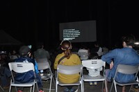 「ステーキ・レボリューション」野外上映の様子。