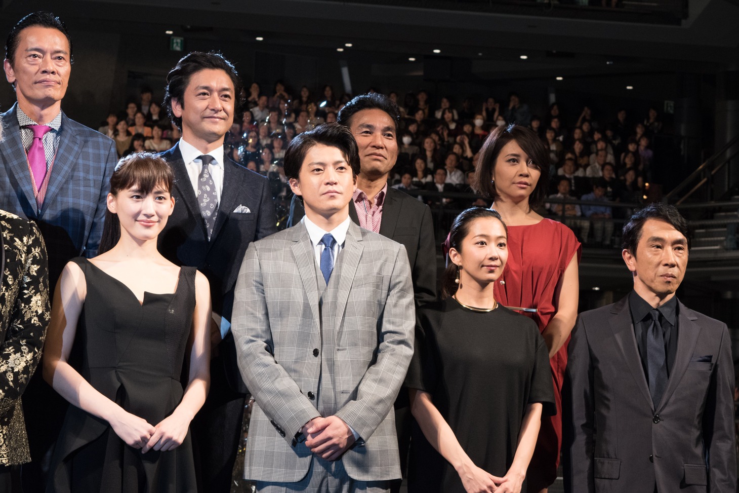 「ギャラクシー街道」完成披露試写会舞台挨拶の様子。前列左から綾瀬はるか、小栗旬、優香、段田安則。後列左から遠藤憲一、石丸幹二、阿南健治、田村梨果（ミラクルひかる）。