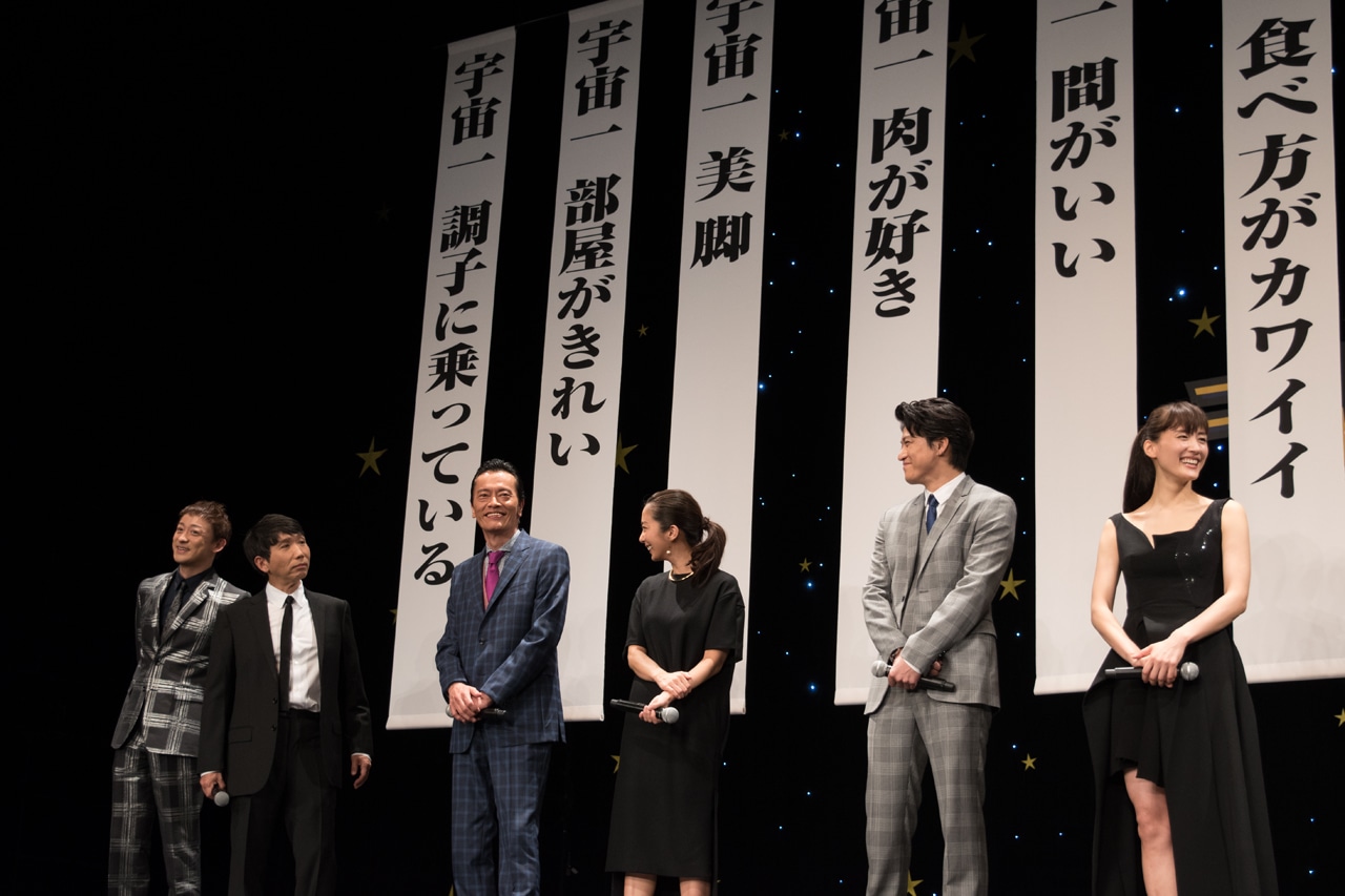 左から山本耕史、梶原善、遠藤憲一、優香、小栗旬、綾瀬はるか。