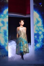 豪華な映像演出の中登場した堀北真希。